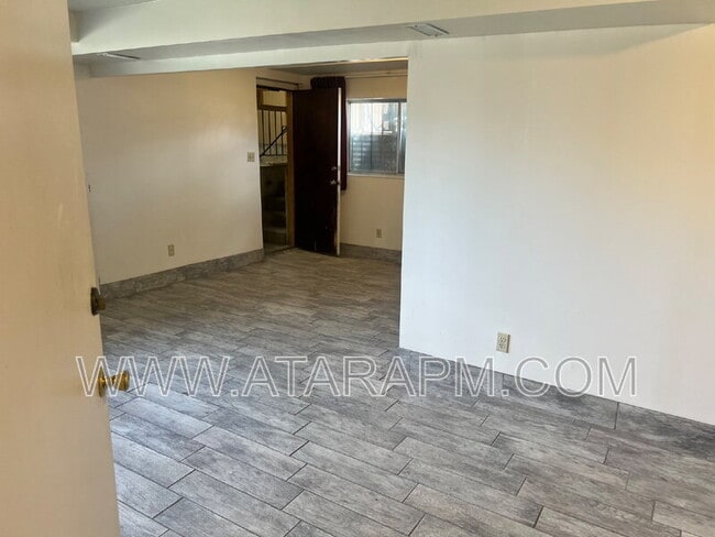 Building Photo - 270 Country Club Dr