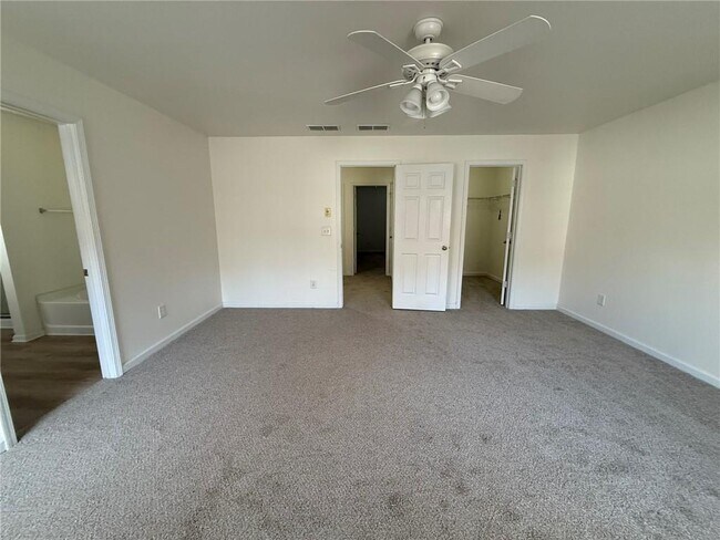 Building Photo - 2350 Mayfair Dr