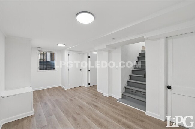 Building Photo - 4013 Caroline Ave