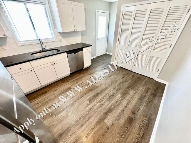 Building Photo - Spacious Shawnee Duplex-Available NOW!!