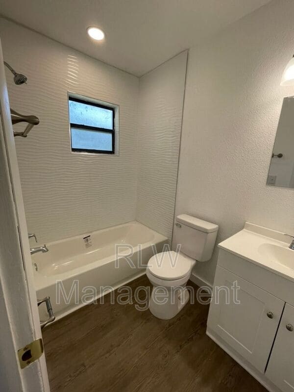 Building Photo - 117 Cherry Ave