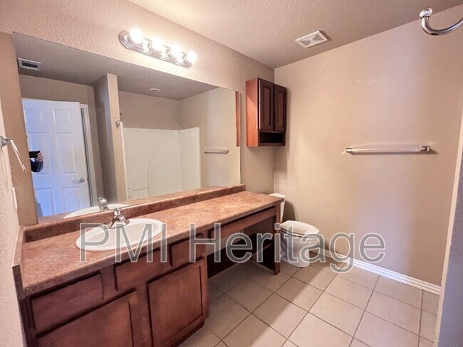 Building Photo - 3200 SW Windrift Ave