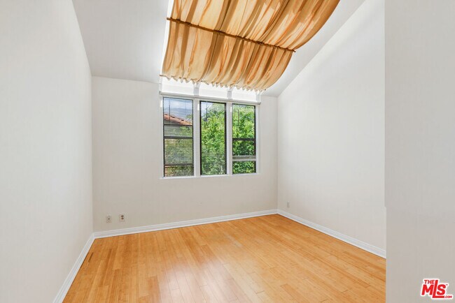 Building Photo - 832 15th St