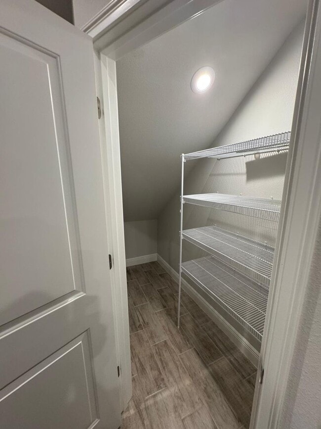 Building Photo - Beautifully maintained 3-bedroom, 2.5-bath townhome