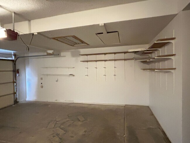 Building Photo - MUST SEE HOME IN AVONDALE WITH POOL!