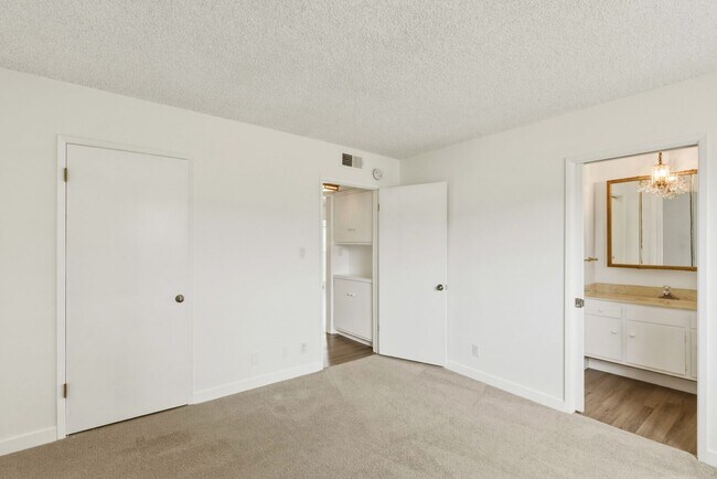 Building Photo - HUGE 2 bed 2 bath in Prime Santa Monica!