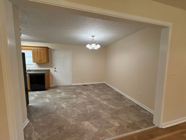 Building Photo - 3 Bedroom Home with Large Back Yard and Deck.