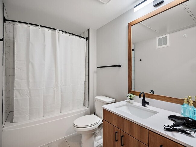 Building Photo - 402 NE 2nd St