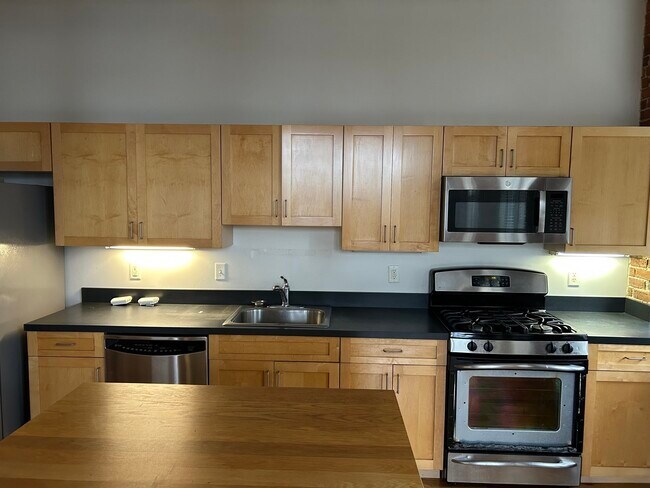 Building Photo - 589 Essex St