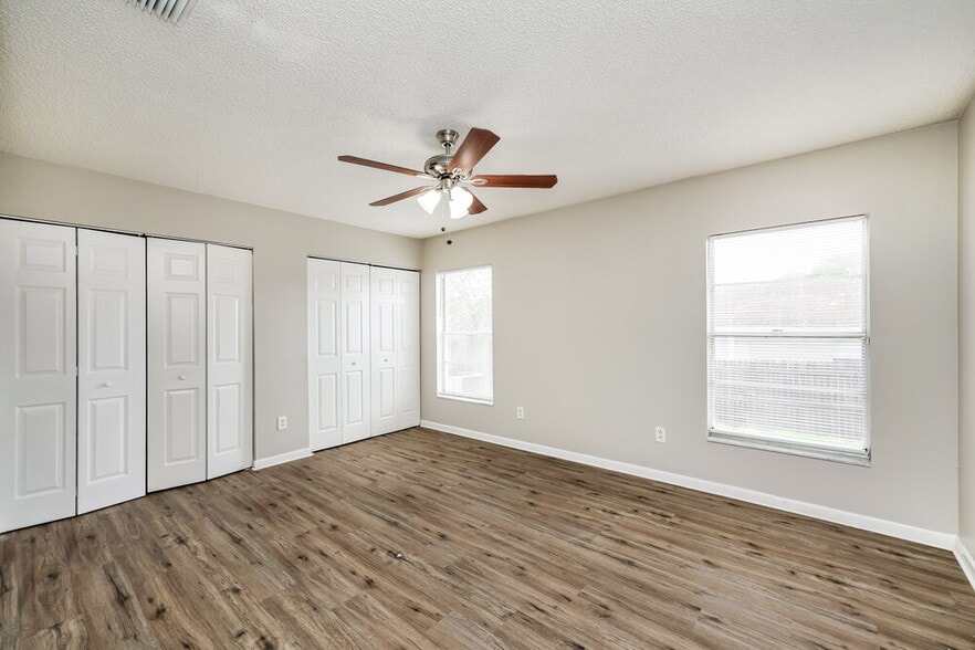 Building Photo - 317 Regal Park Dr