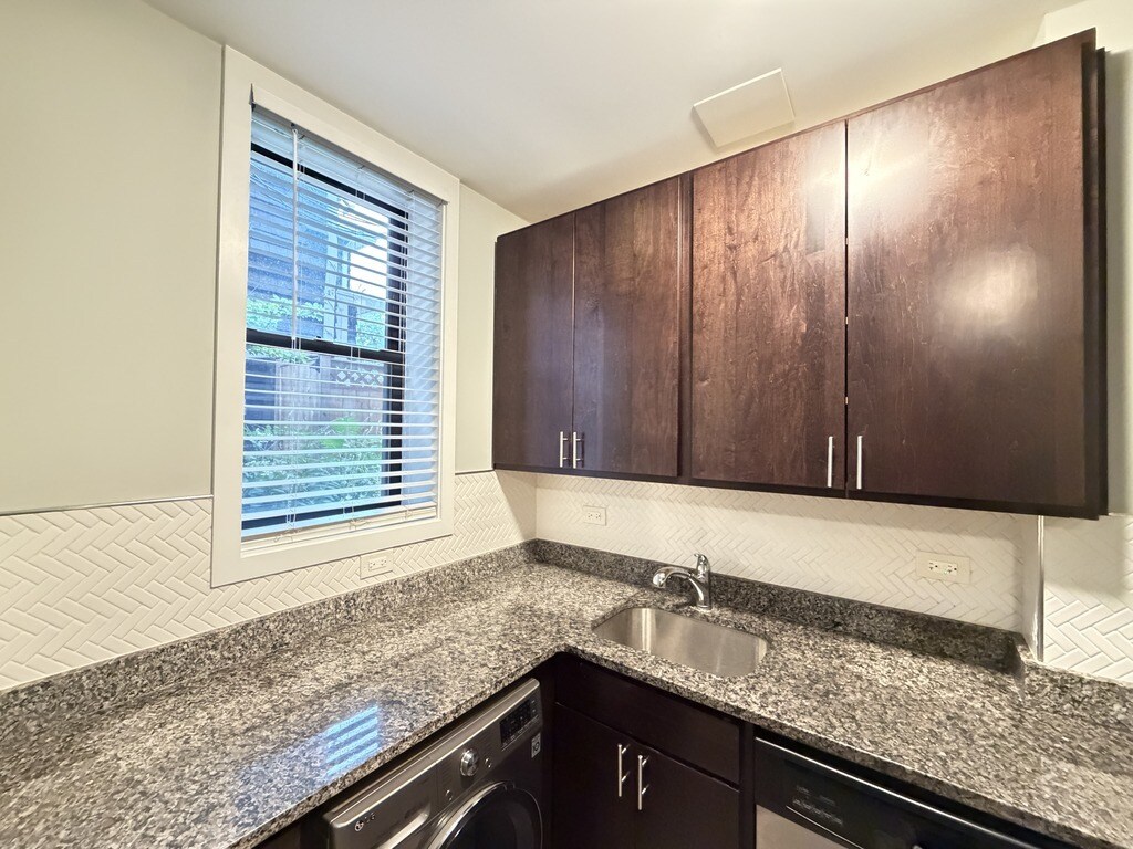 Building Photo - 913 Maple