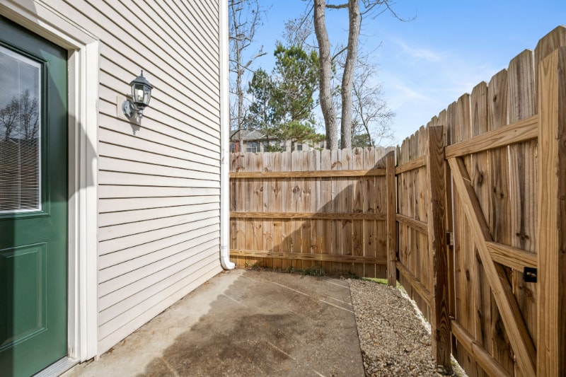 Building Photo - 713 Heavens Dr