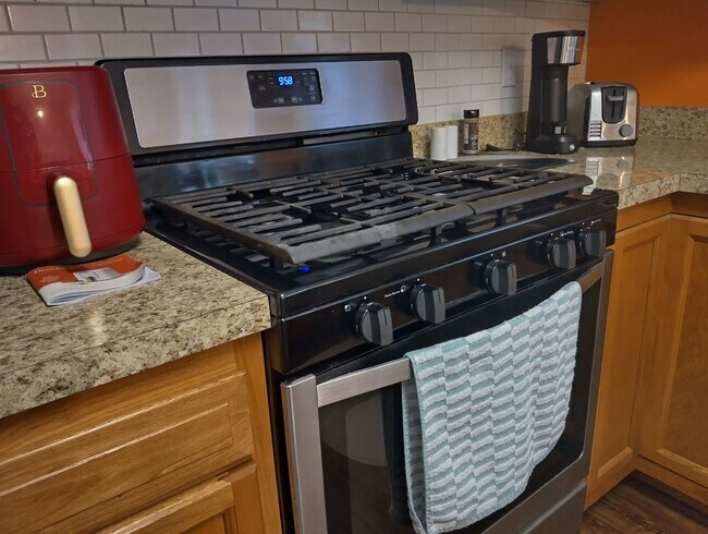 Building Photo - Spacious 2bd/2ba in Williamsburg