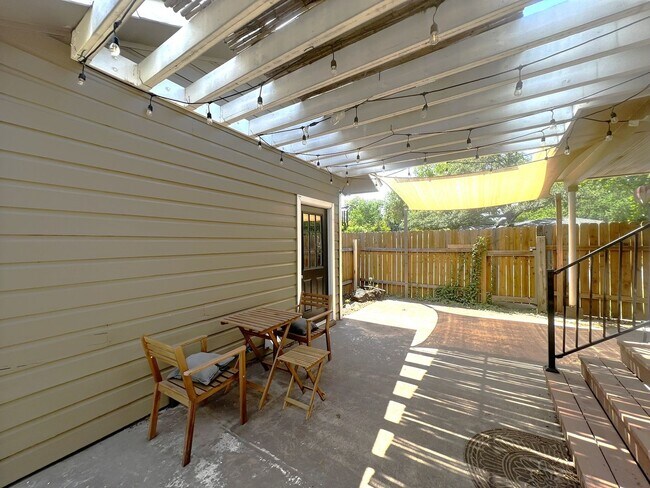 Building Photo - Furnished 2/2 Home in Crestview 3-12 month lease terms available