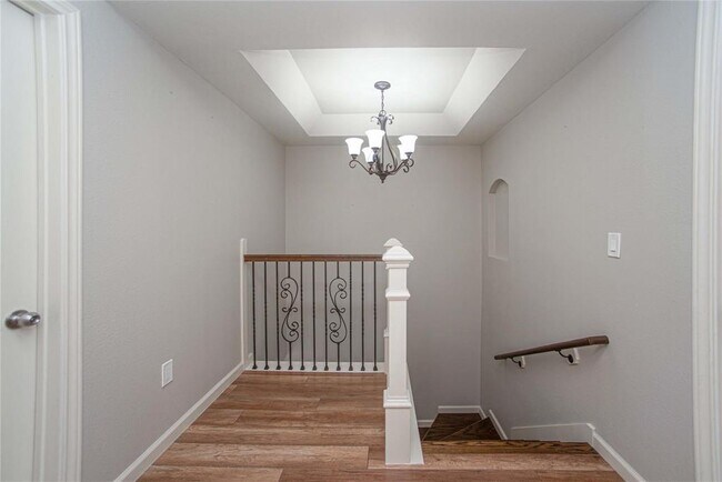 Building Photo - 10700 Deer Hill Dr
