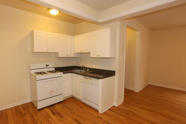 Building Photo - 3727 N Pine Grove Ave