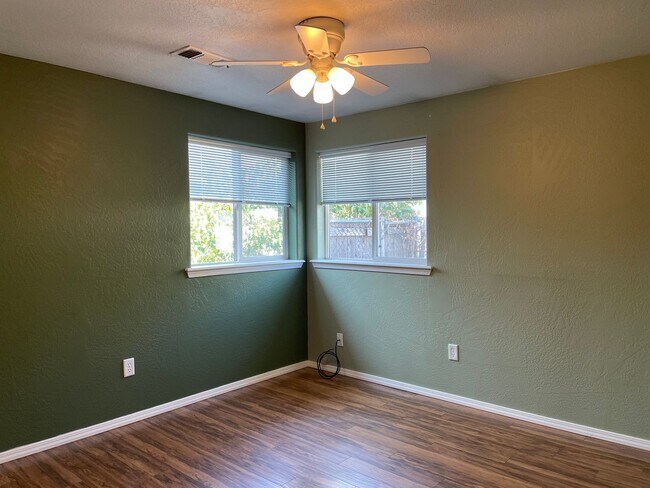 Building Photo - 430 W Crystal Dr