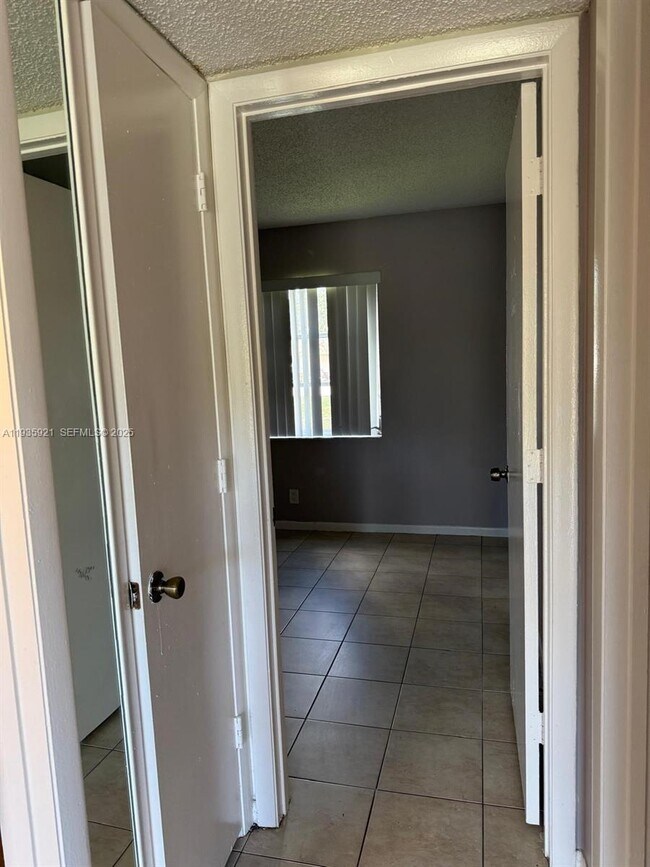 Building Photo - 402 Lakeside Dr