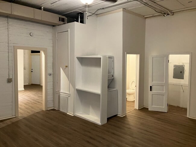 Building Photo - 111 N Spring St