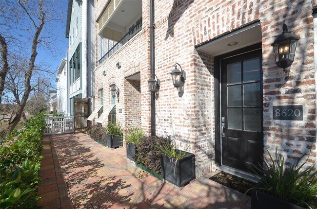 Building Photo - 8620 Emnora Ln