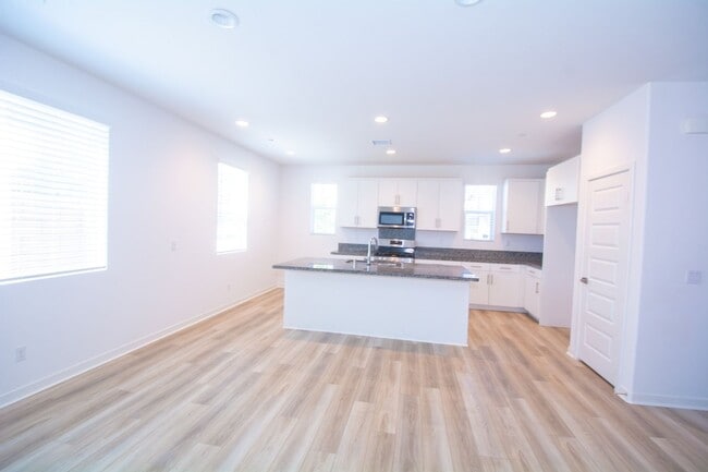 Building Photo - 7039 Mallow Dr