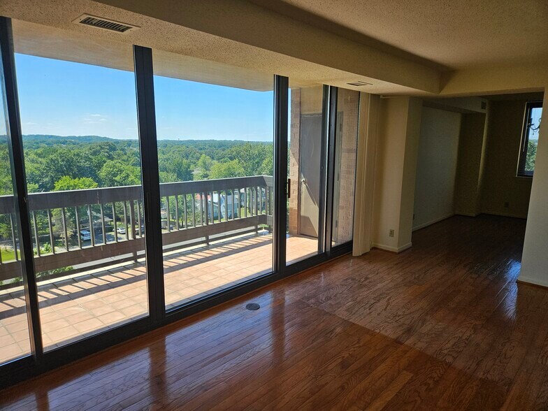 LR to huge balcony - 5505 Seminary Rd
