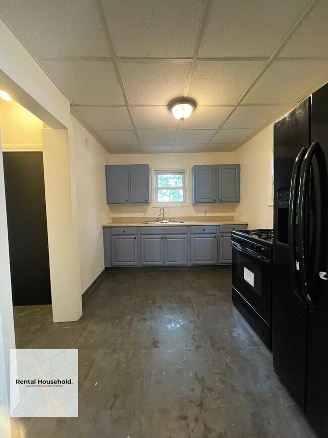 Building Photo - 24 E Alexis Ave