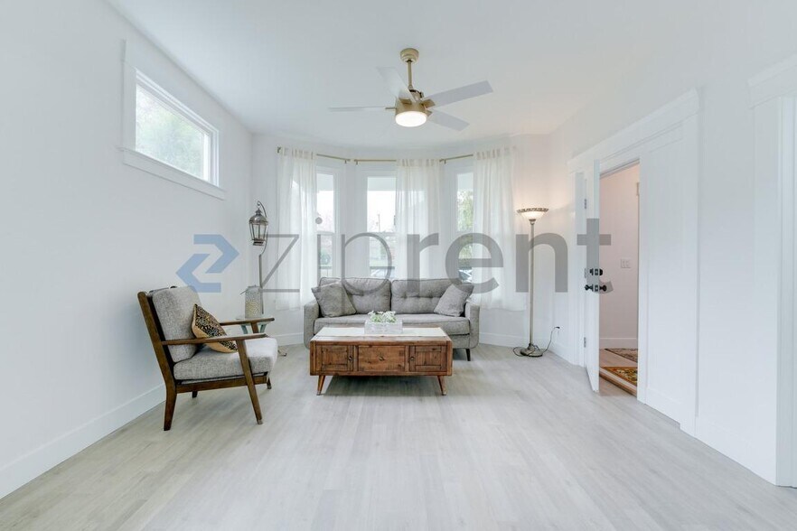 Building Photo - 907 S Ainsworth Ave