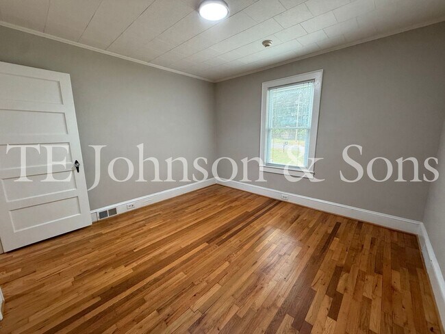 Building Photo - Spacious 3 Bedroom Home with Primary Suite on Main Level and 2-Car Carport