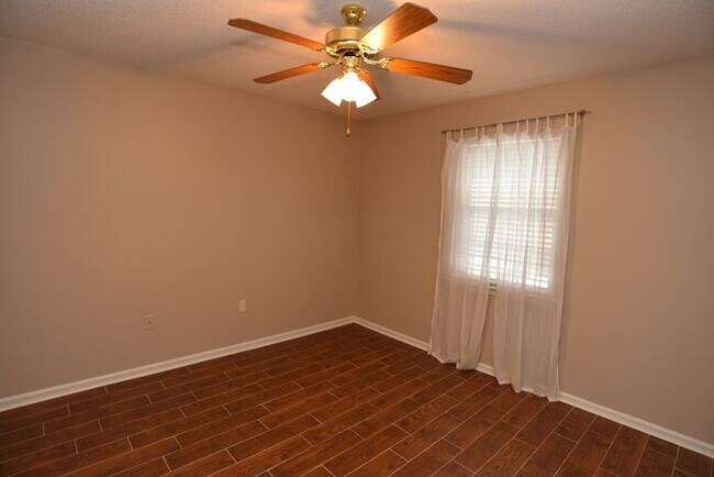 Building Photo - Wilmington Island Gem!