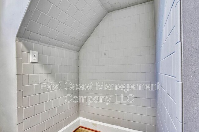 Building Photo - 2110 Taylor Ave