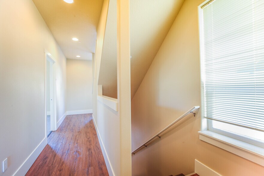 Building Photo - 910 Grove SW St