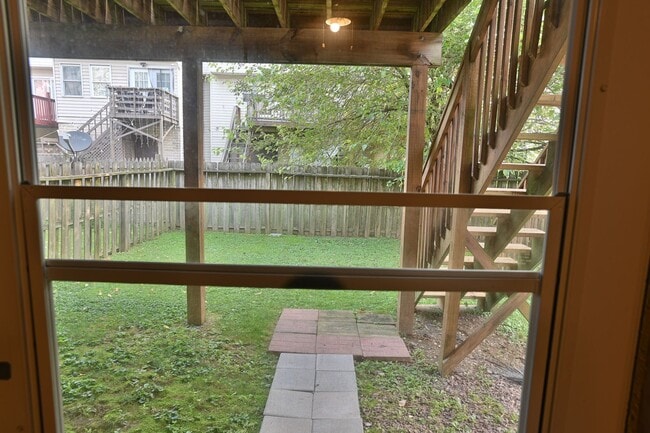 Building Photo - Townhouse in Highspire
