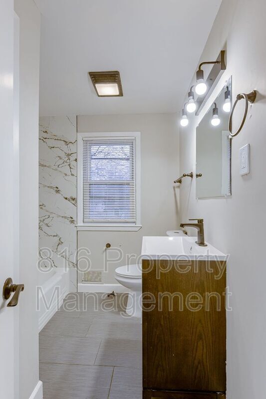 Building Photo - 3828 E 72nd Terrace