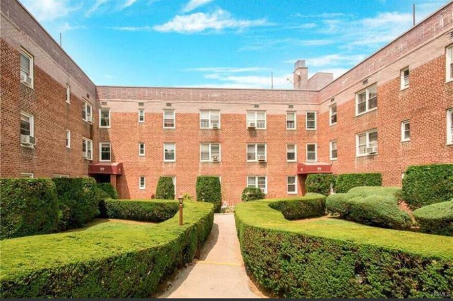 Primary Photo - 20 Eastchester Rd