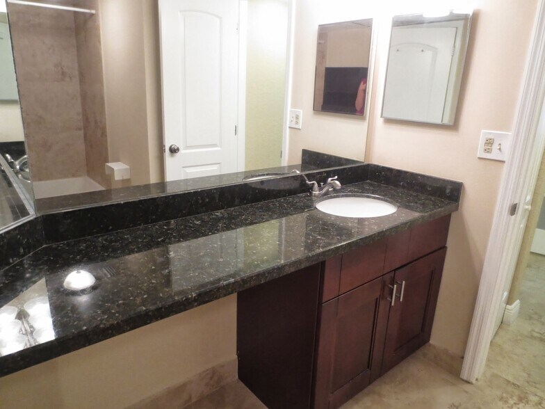 Building Photo - 2871 N Oakland Forest Dr