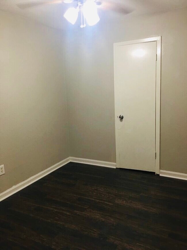 Building Photo - 513 Cypress Dr