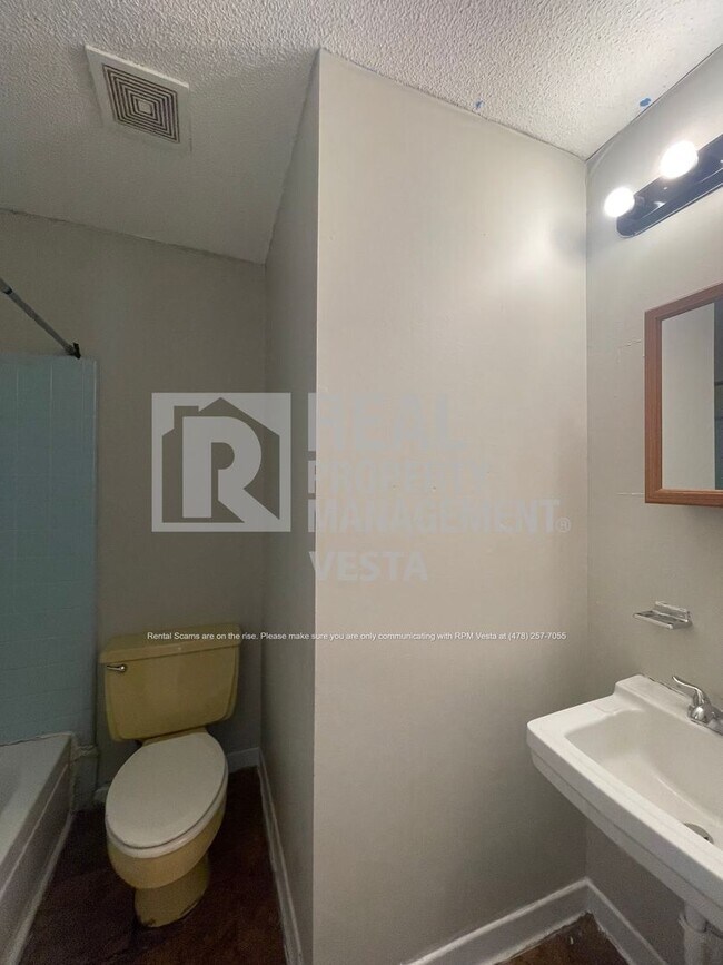 Building Photo - Three Bedroom House in South Macon