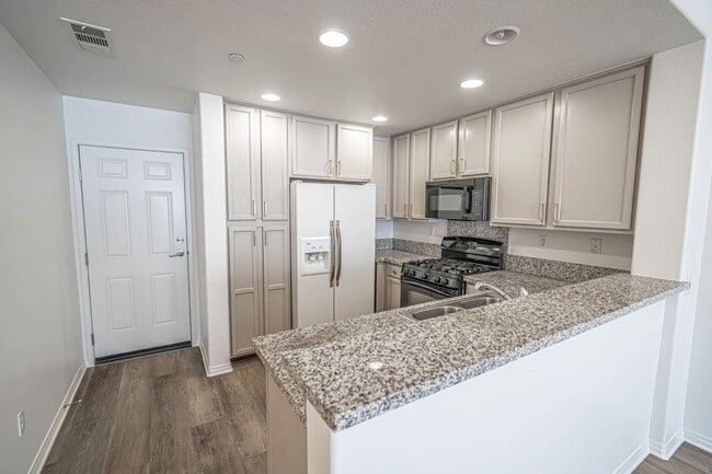 Building Photo - 3 Bedroom Townhome for Rent in Valencia!