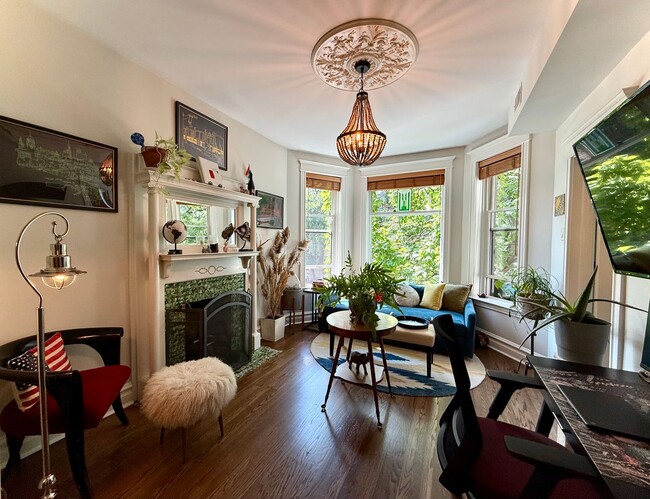 Building Photo - Fully Furnished 4-Bed, 2-Bath MAGNIFICENT ...