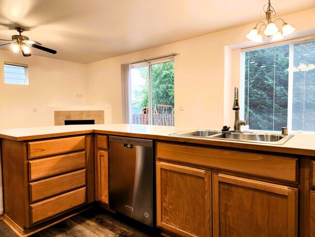 Building Photo - 3 bedroom 2.5 bathroom South Hill Charmer!