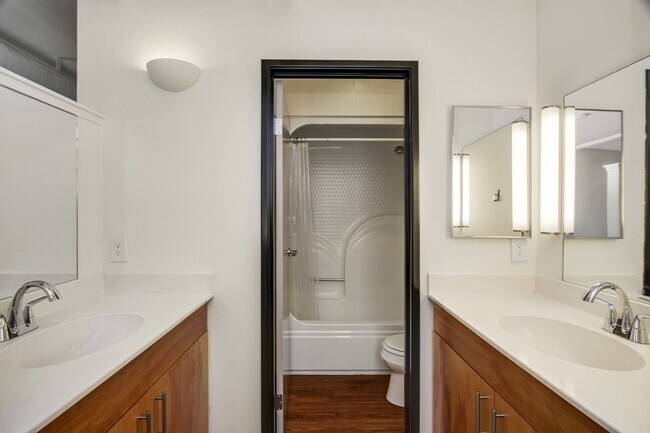 Building Photo - Trendy Live Work Loft Kensington Park Plaza