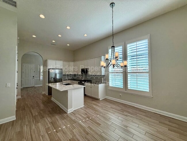 Building Photo - 628 Town Plaza Ave