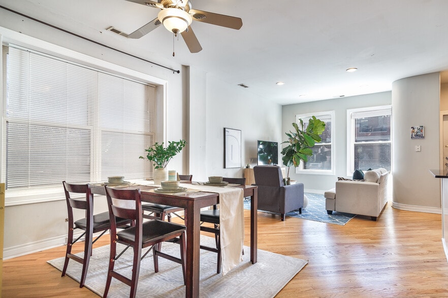 Primary Photo - 3047 N Clybourn Ave