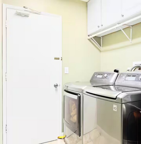 Building Photo - 14225 Mango Dr