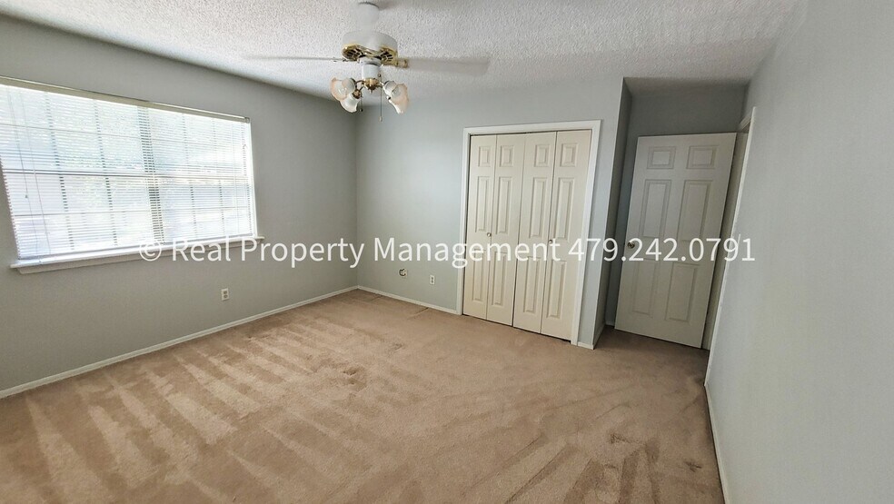 Building Photo - 106 Oak St