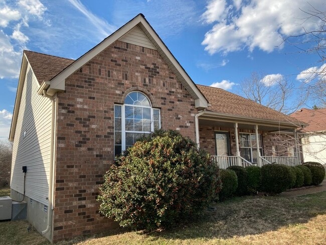 Building Photo - Move in Ready - Near Airport