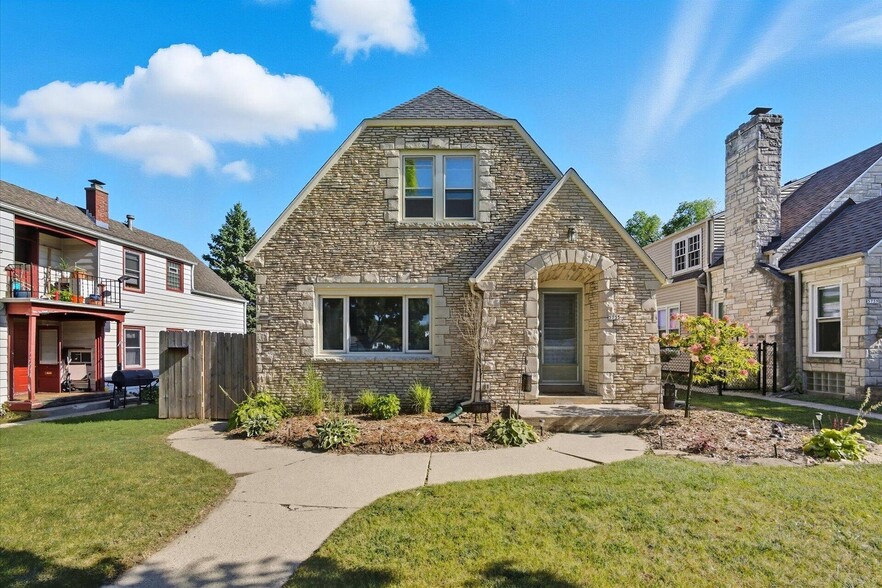 Building Photo - 5733 W Fillmore Dr