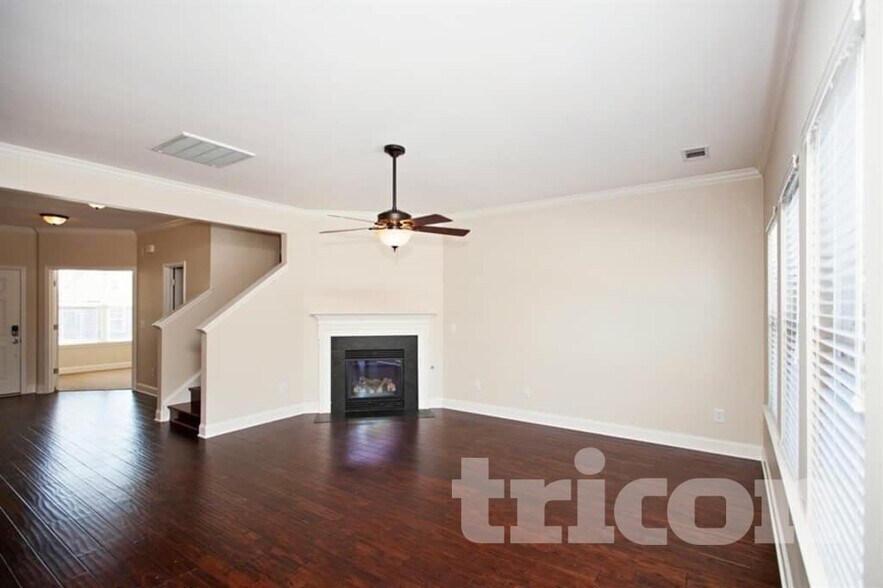 Building Photo - 1716 Hartford Ln