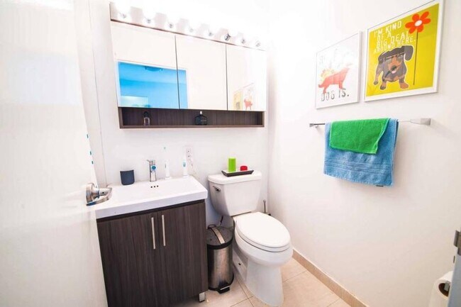 Building Photo - 4 bedroom in NEW YORK NY 10282